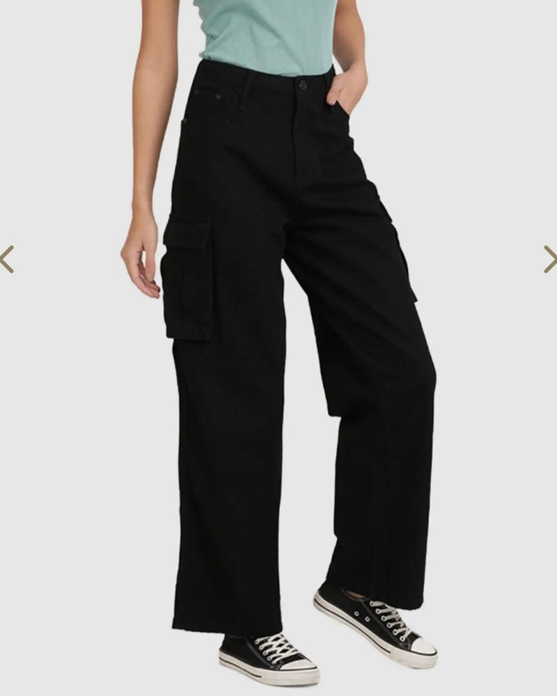 black wide-leg cargo pants for women's